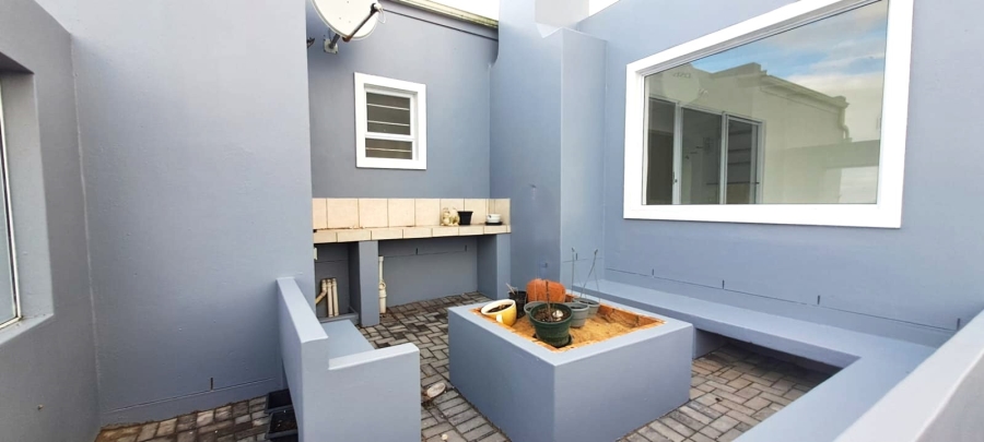 4 Bedroom Property for Sale in Hoogland Western Cape